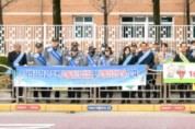 영주-1-1 19일 서부초등학교에서 진행된 _등굣길 교통안전 캠페인_ 참석자 기념사진.jpg